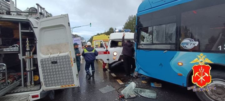 Пять взрослых и ребенок пострадали при ДТП с автобусом и скорой помощью в Кемерове