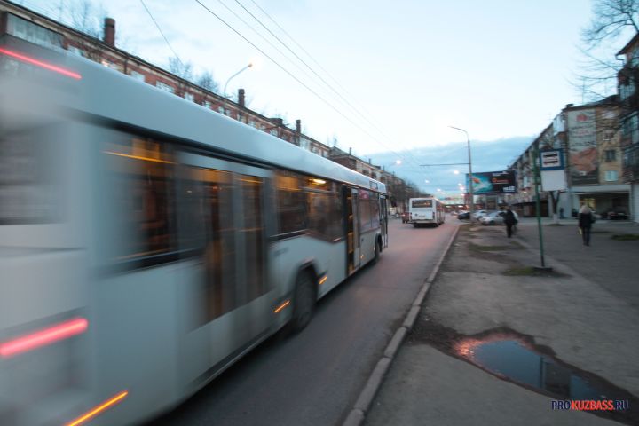 Власти изменят движение части автобусов в связи с перекрытием перекрестка в Кемерове 