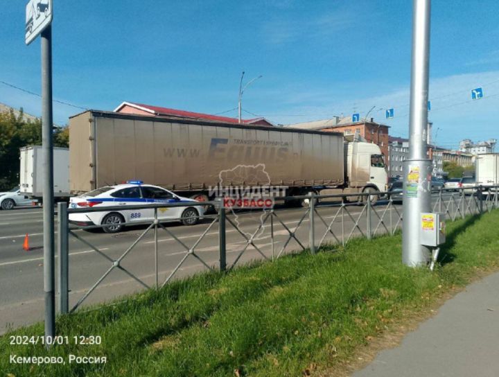 Фура врезалась в легковушку на оживленном проспекте в Кемерове