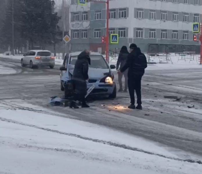 Грузовик смял легковушку в ДТП на кемеровском перекрестке