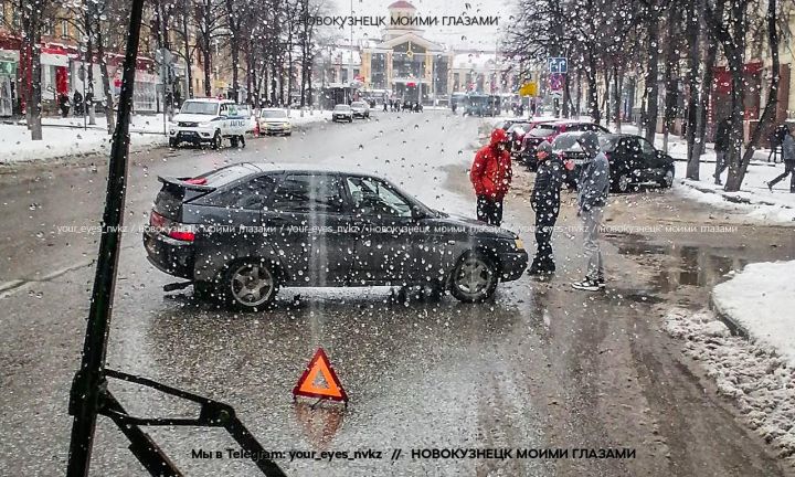 ДТП с пешеходом заблокировало проезд троллейбусам в районе вокзала в Новокузнецке