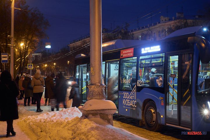 Пассажирский автобус прокатился по полосе встречного движения в Кемерове