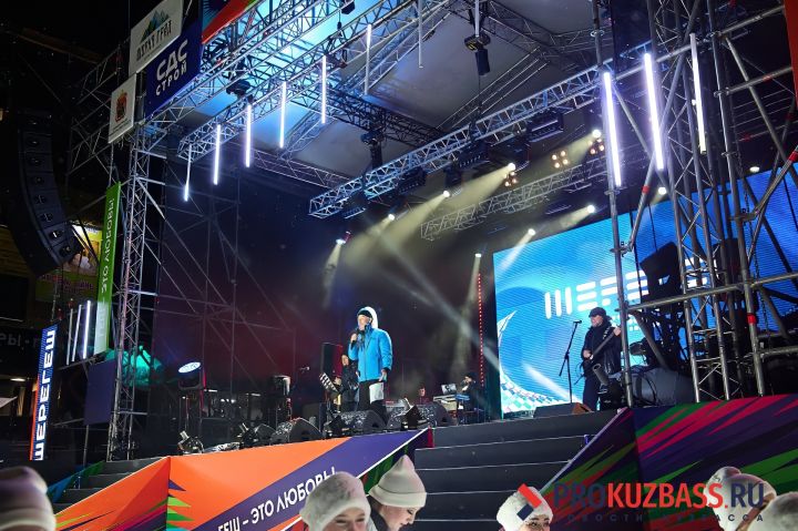 Массовый спуск и звездные гости: открытие горнолыжного сезона состоялось в Шерегеше