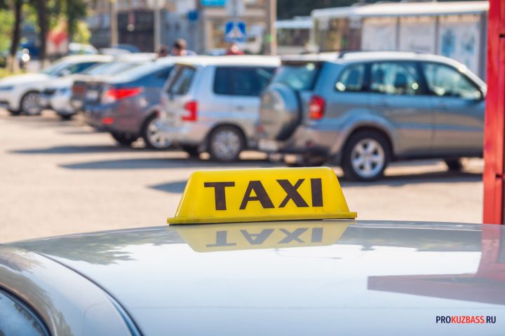 Такси уничтожило остановку общественного транспорта в Новокузнецке
