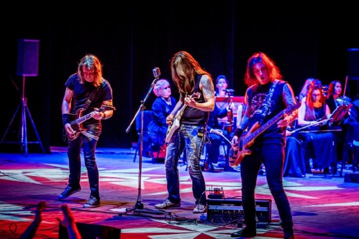 Филармония Кузбасса пригласила поклонников легендарной группы на шоу «Мetallica S&M Tribute»