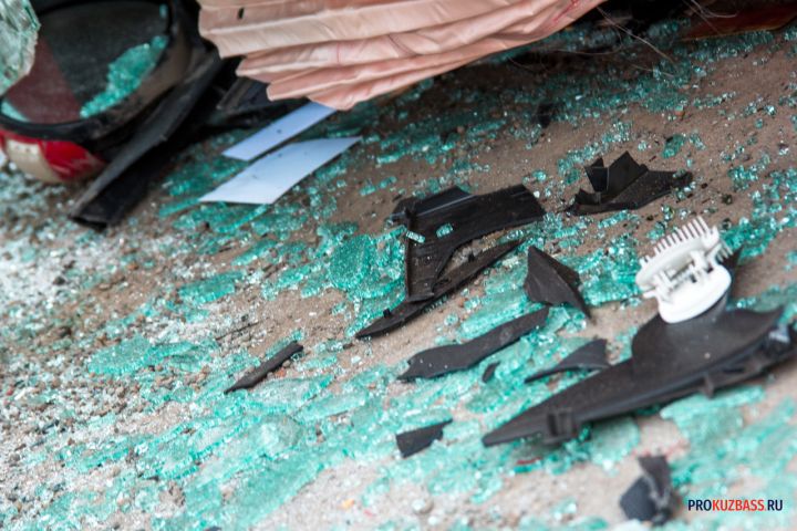 Автомобиль упал на бок в результате аварии в Кузбассе