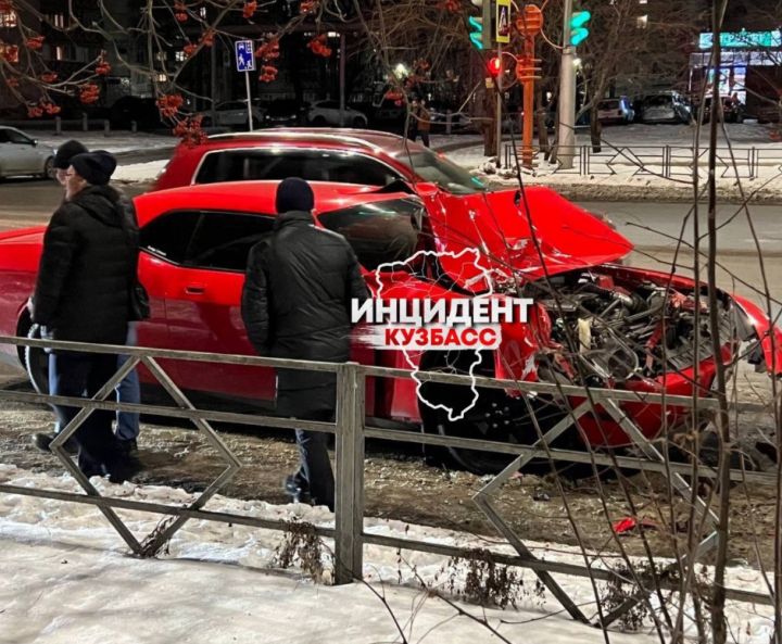 Гоночный автомобиль разбился на перекрестке в Кемерове из-за неуступчивого водителя иномарки