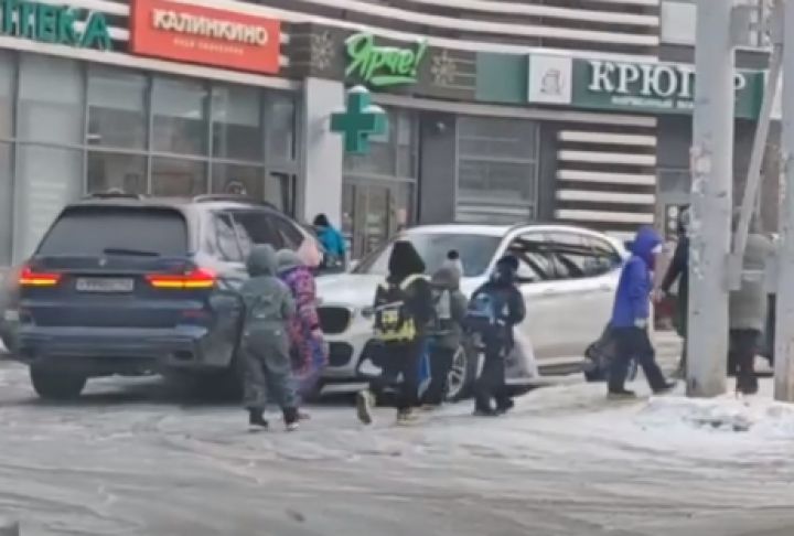 Два люксовых внедорожника столкнулись на парковке возле химчистки в Кемерове