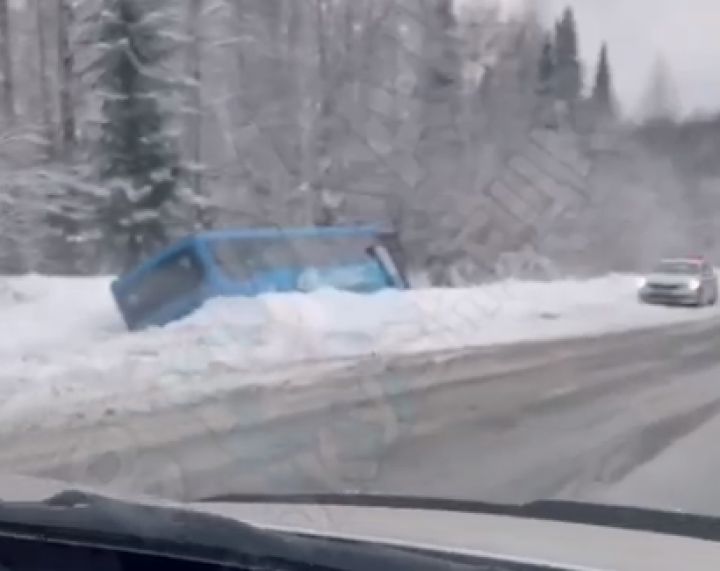 Автобус завалился на бок на дороге в Шерегеше