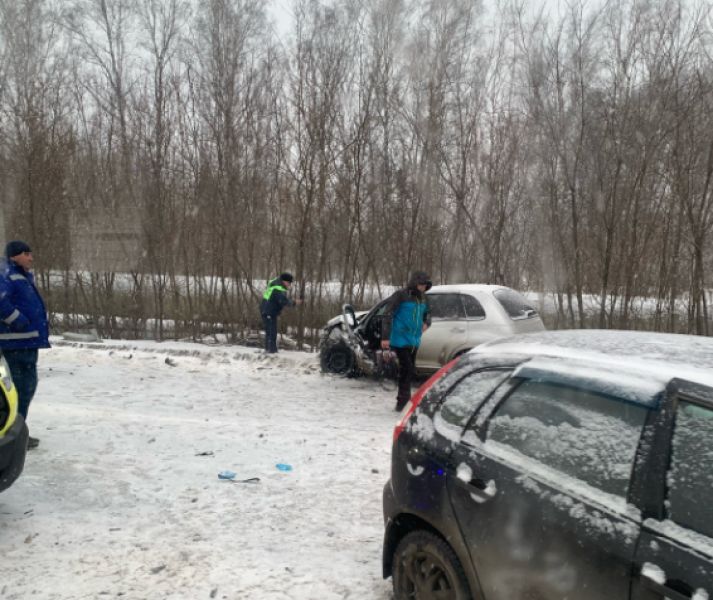 Легковушки разбились в жестком ДТП на улице в Кемерове