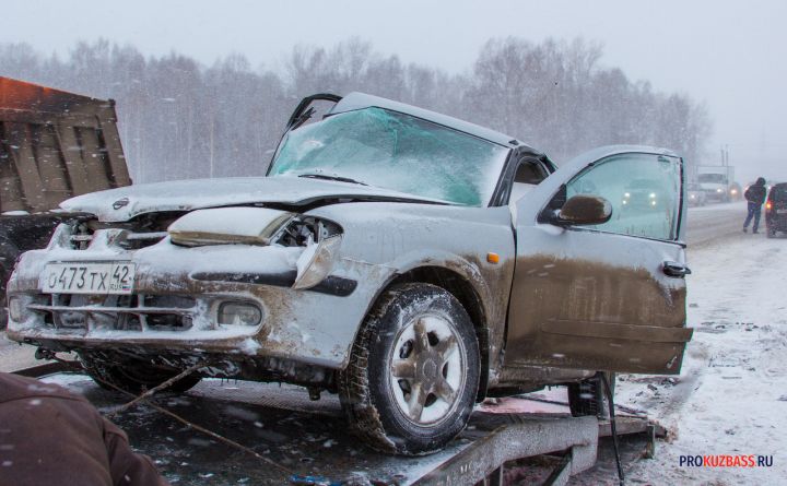 Два водителя получили травмы в жестком лобовом ДТП в Кемерове