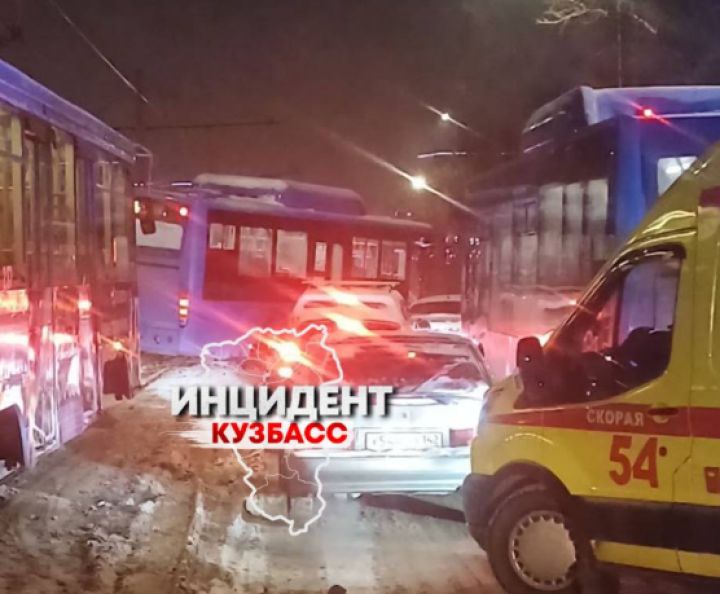 Пассажирский автобус вылетел на рельсы после столкновения с КАМАЗом в Кемерове