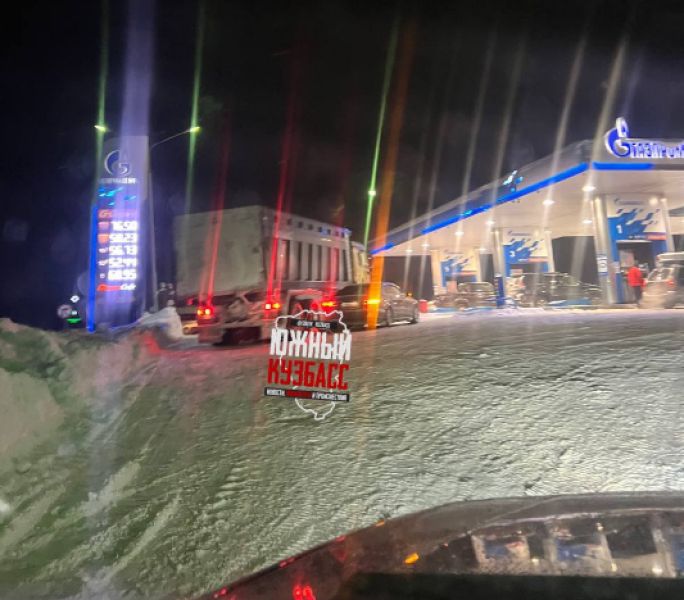 Грузовик столкнулся с легковушкой у АЗС в Шерегеше