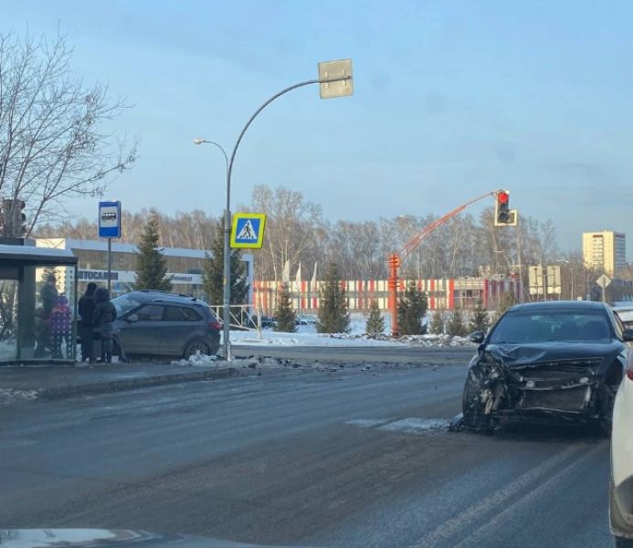 Автомобиль вылетел к остановке с людьми после жесткого ДТП у рынка в Кемерове