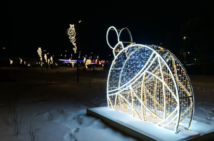 Десятки светодиодных композиций появились к Новому году на набережных в Кемерове