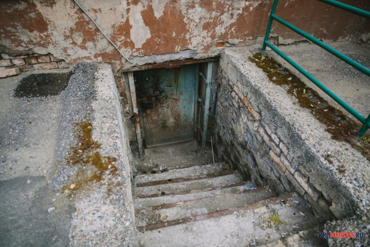 «Стоит вонь»: фекалии затопили подвал и подъезд многоквартирного дома в Кемерове