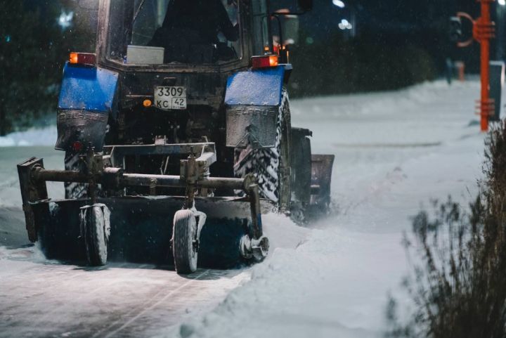 Власти в Кемерове привлекли к уборке улиц от снега свыше 100 единиц техники и почти 200 человек