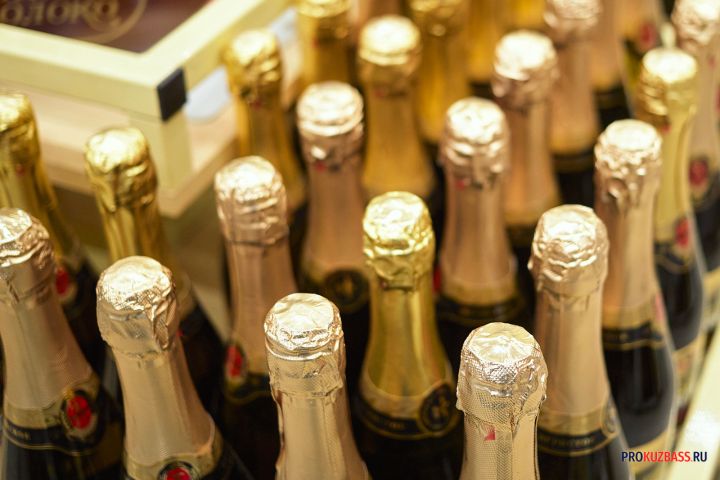 Работница магазина в Кузбассе понесла наказание за продажу контрафактного алкоголя