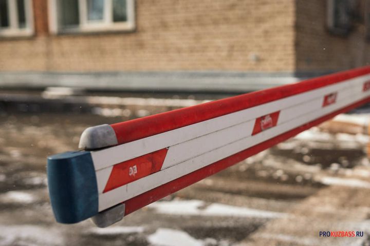 Кемеровские власти распорядились снести два незаконных шлагбаума у домов