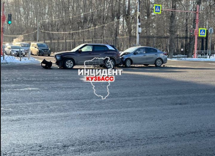 Легковушки получили повреждения в результате ДТП в Кемерове