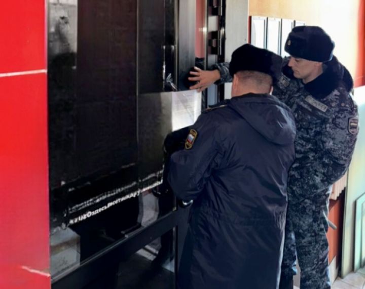 Грязь и тараканы: приставы закрыли известный кемеровский гриль-бар за антисанитарию