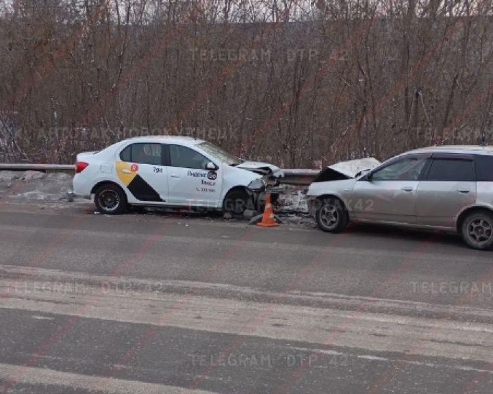 Авария с машиной такси произошла возле АЗС в Новокузнецке
