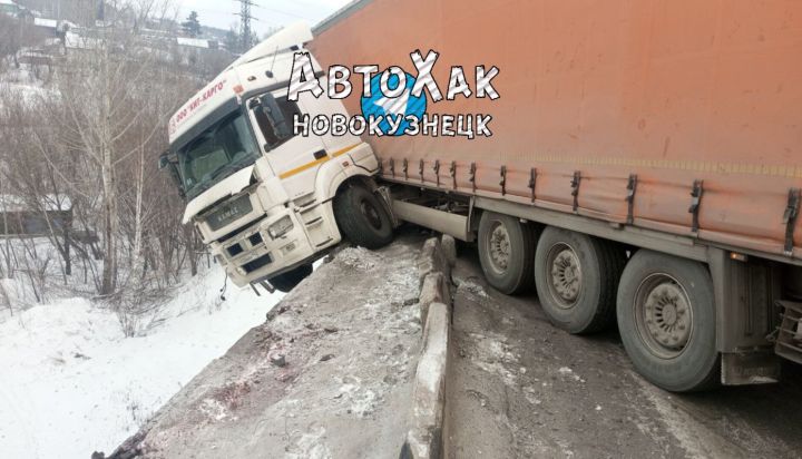 ГИБДД раскрыла подробности ДТП со свесившейся фурой в Новокузнецке 