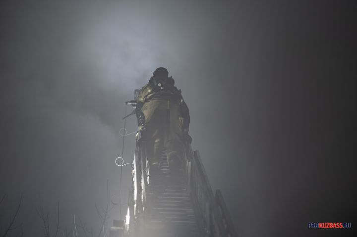 В Кузбассе спасатели вытащили из огня человека