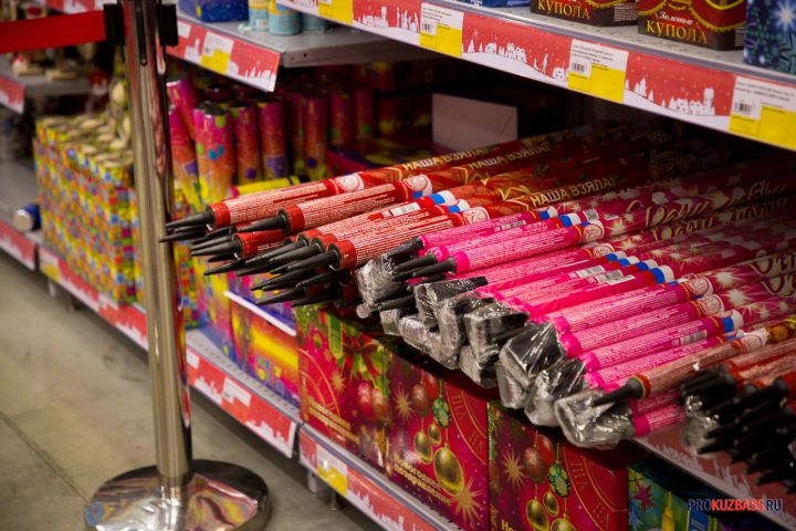 Дети устроили опасные игры с пиротехникой во дворе в Прокопьевске
