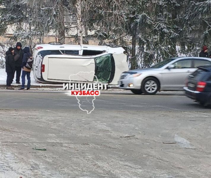 Медики оказали помощь водителю после жесткого ДТП с перевернувшимся автомобилем в Кемерове