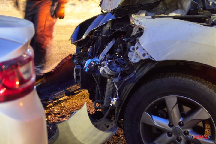 Момент ДТП с машиной такси на «кольце» в Новокузнецке попал на видео