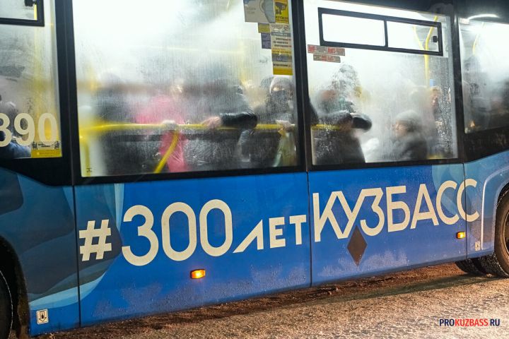 Соцсети: школьники бросили петарду в пассажиров автобуса в Новокузнецке 