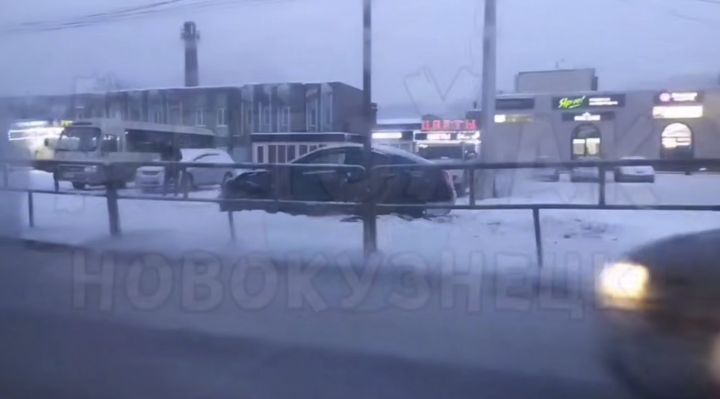 Соцсети: иномарка влетела в столб у остановки в Новокузнецке