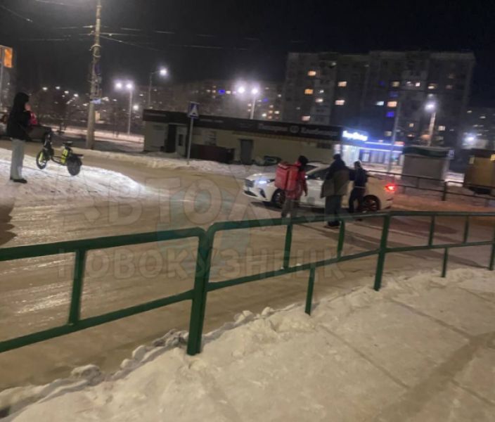 Очевидцы: машина такси сбила курьера в Новокузнецке
