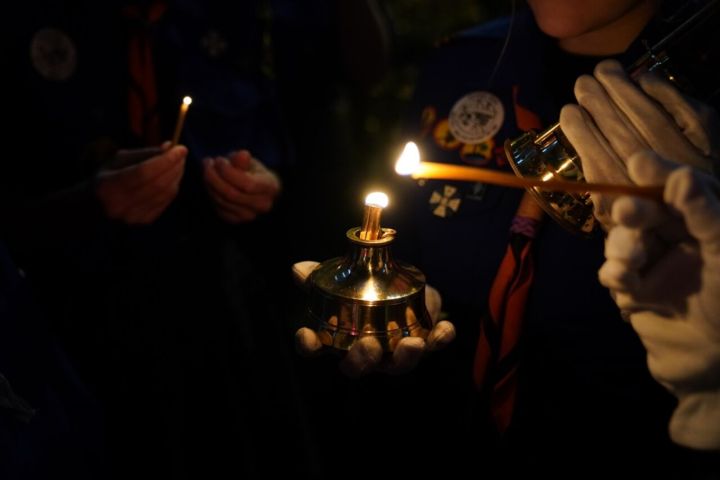 Частичка Вифлеемского огня из Палестины приехала в Кузбасс