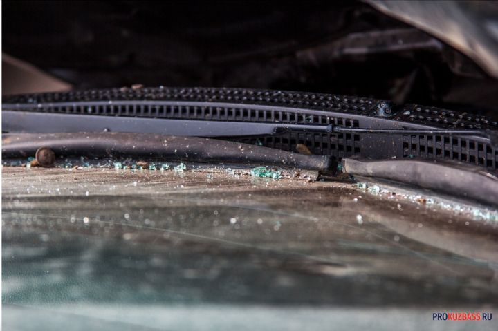 Легковушка превратилась в груду металла в результате аварии в Киселевске 