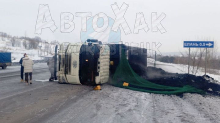 Грузовик опрокинулся на дороге под Новокузнецком 