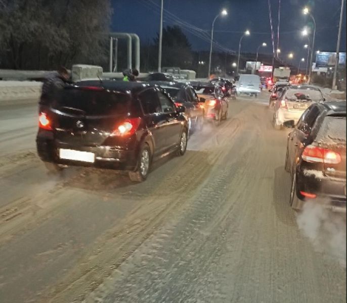 Авария с легковушками затруднила проезд по оживленной улице в Кемерове