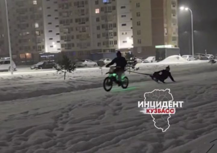 Кемеровчанка пожаловалась на опасные развлечения подростков с мопедом на аллее