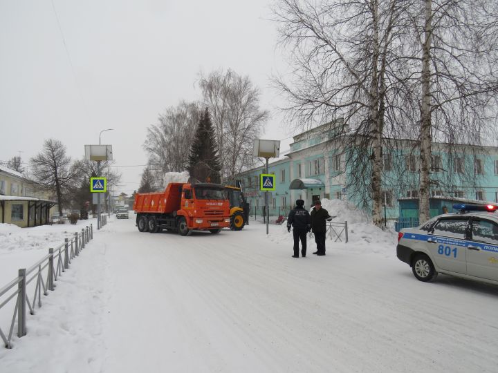 Дети в Кузбассе превратили сугроб у дороги в опасное место для зимних игр