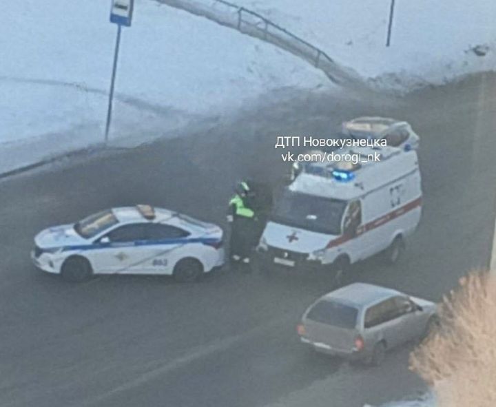Автомобиль сбил пешехода на остановке возле администрации одного из районов в Новокузнецке