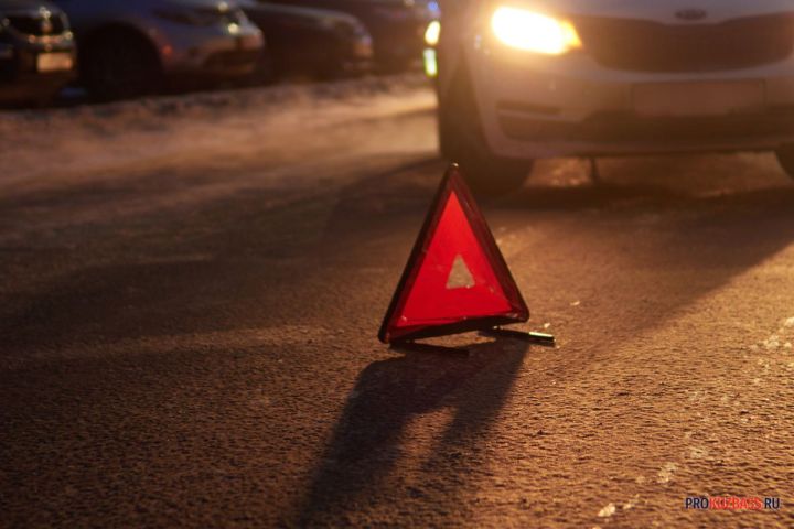 Легковушка разбилась в ДТП на одной из улиц Новокузнецка