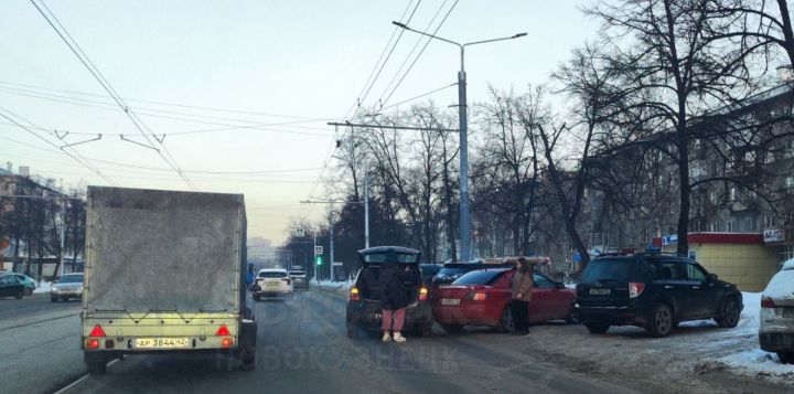 Авария произошла на въезде с парковки на проспекте в Новокузнецке