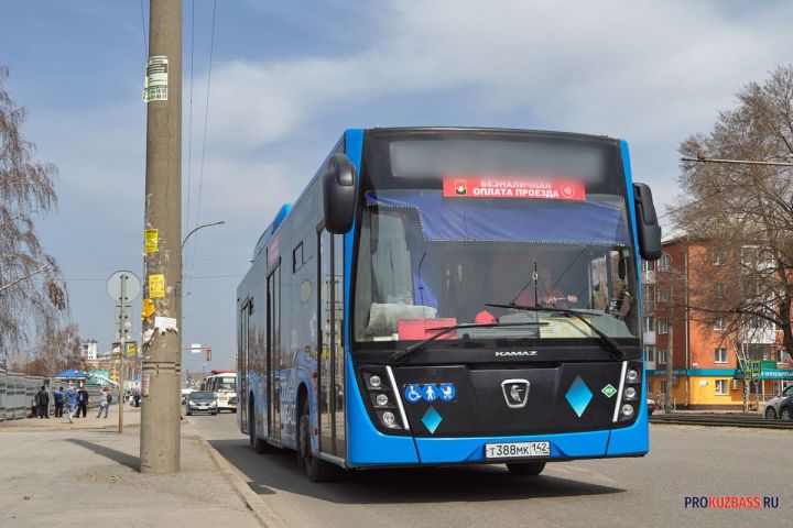 Автобус-«гармошка» с пассажирами попал в ДТП на кольце в Новокузнецке