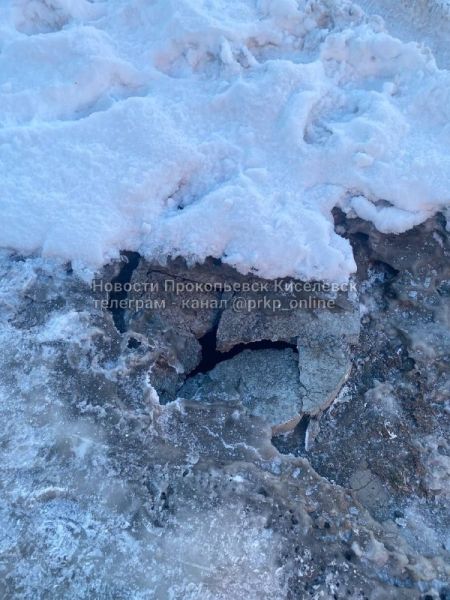 Жители Прокопьевска обнаружили опасный сломанный люк