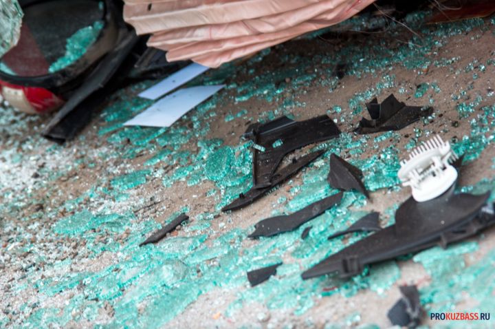 В Кемерове автомобиль влетел в столб 