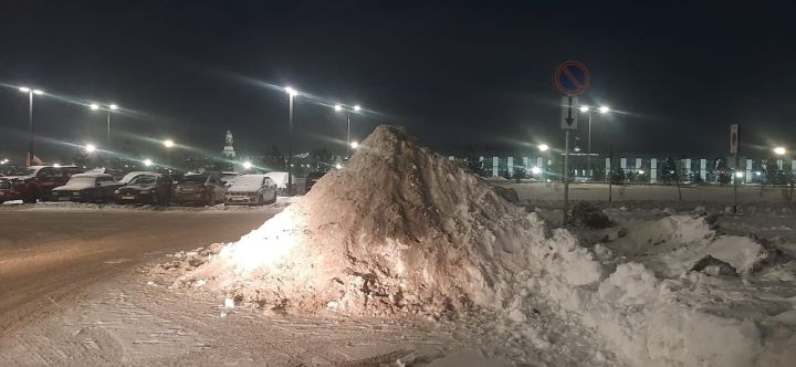 Опасная для жизни детей горка возникла у ТЦ в Кемерове