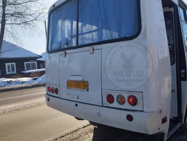 СК возбудил дело после сообщения о выпавшей из автобуса женщине в Кузбассе