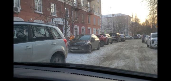 «Короли парковки» на тротуаре одной из улиц в Кемерове сильно возмутили пешеходов