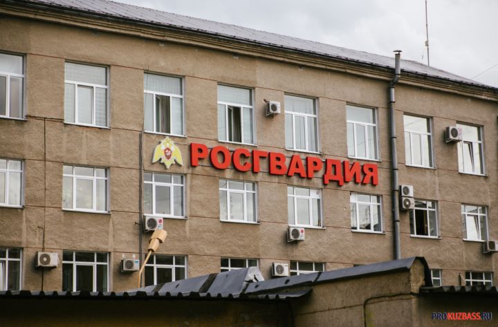 Пьяный новокузнечанин снял с себя одежду и кинул в продавца